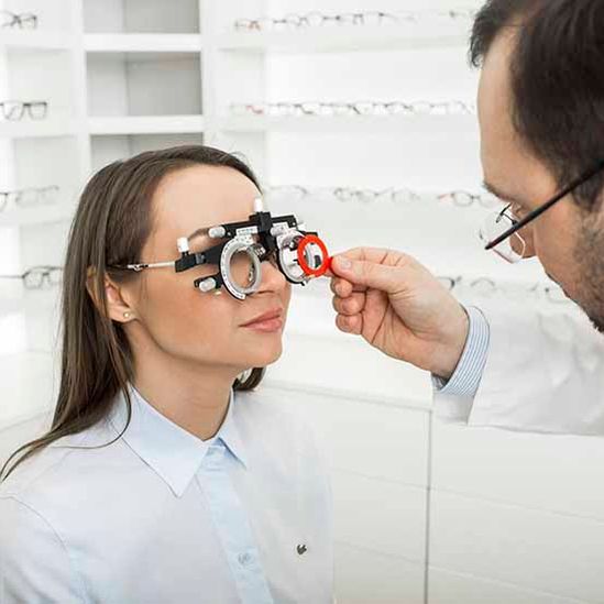 Oftalmología Doctora Abelaira oftalmológico realizando examen 