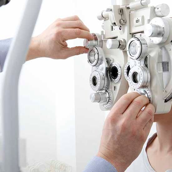Oftalmología Doctora Abelaira examen visual con máquina 